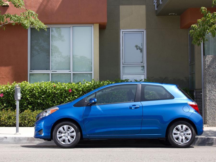  Toyota Yaris LE 3-Door 2011 года  (US) (фото 11 из 11)